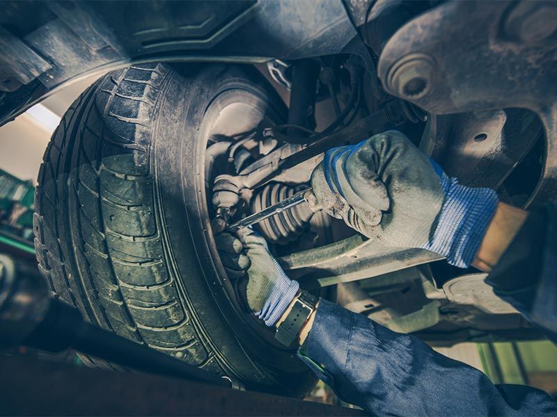 Bụi bẩn, hóa chất, dầu mỡ bám lâu ngày trên rotuyn ô tô