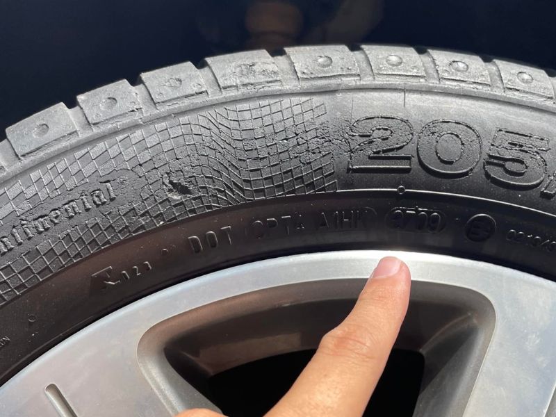 Cao su lốp xe ô tô bị lão hóa và chai cứng theo thời gian