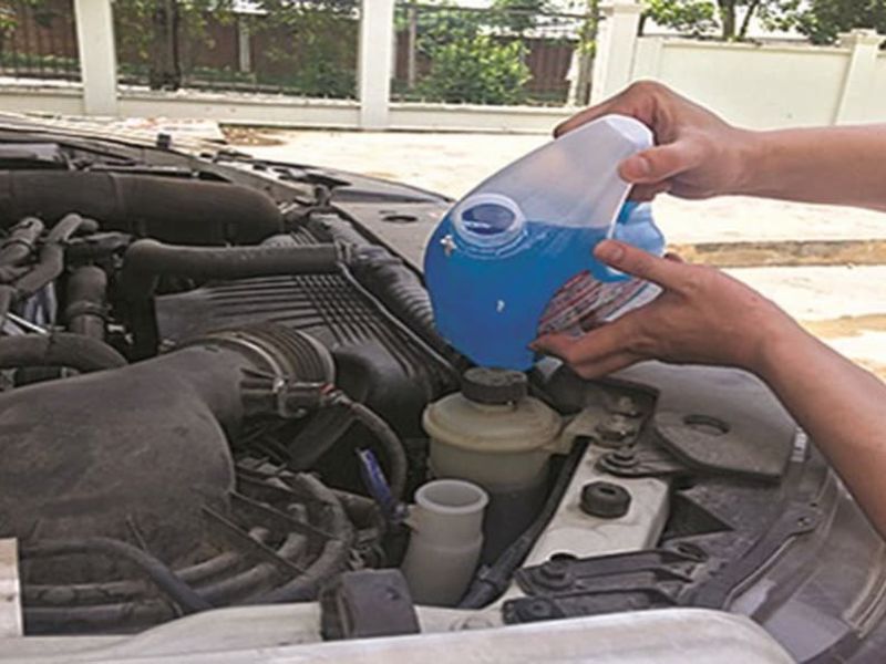 Hướng dẫn cách bổ sung nước rửa kính ô tô an toàn và hiệu quả 2 Châm dung dịch vào bình nước rửa kính