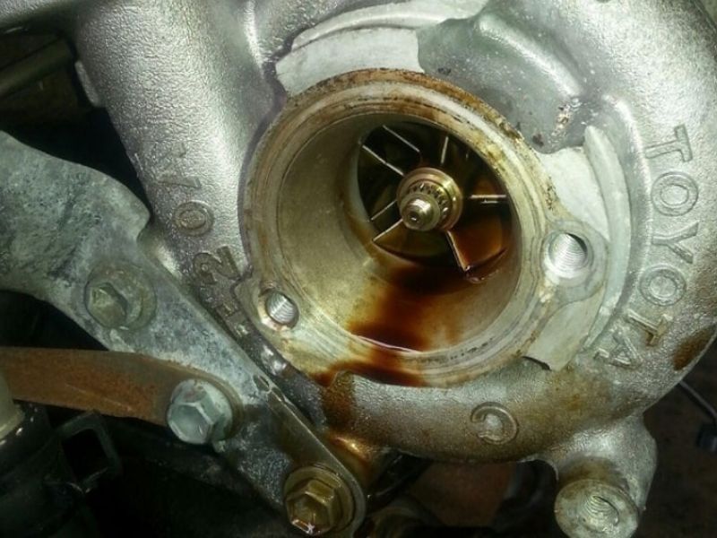 Nguyên nhân Ford Everest bị lỗi chảy dầu và cách xử lý 6 Chảy dầu nặng – phải tháo nhiều chi tiết