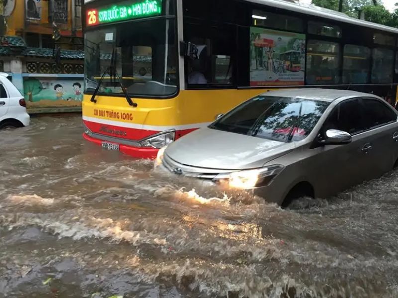 Nguyên nhân và cách xử lý bơm xăng bị hỏng do ngập nước 2 Cố đề khi xe đang ngập khiến nước hút ngược vào hệ thống