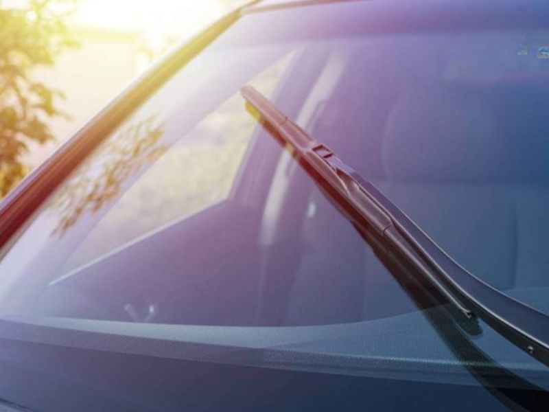 Hướng dẫn cách bổ sung nước rửa kính ô tô an toàn và hiệu quả 6 Dấu hiệu cho thấy cần bổ sung nước rửa kính ô tô