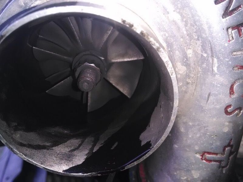 Nguyên nhân chảy dầu turbo, dấu hiệu và cách xử lý an toàn 3 Dầu rò rỉ quanh thân turbo, ống nạp hoặc ống xả