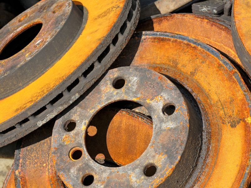 Ô tô ngập nước hỏng gì? Cách xử lý đúng tránh thiệt hại nặng 3 Đĩa phanh rỉ mặt trong