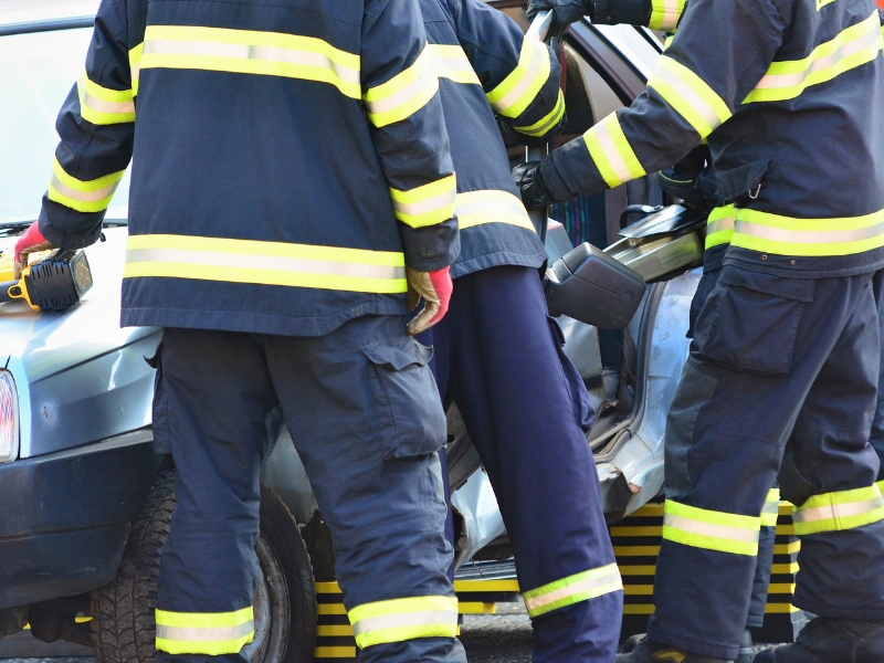 Ô tô ngập nước hỏng gì? Cách xử lý đúng tránh thiệt hại nặng 8 Gọi cứu hộ kéo xe về gara