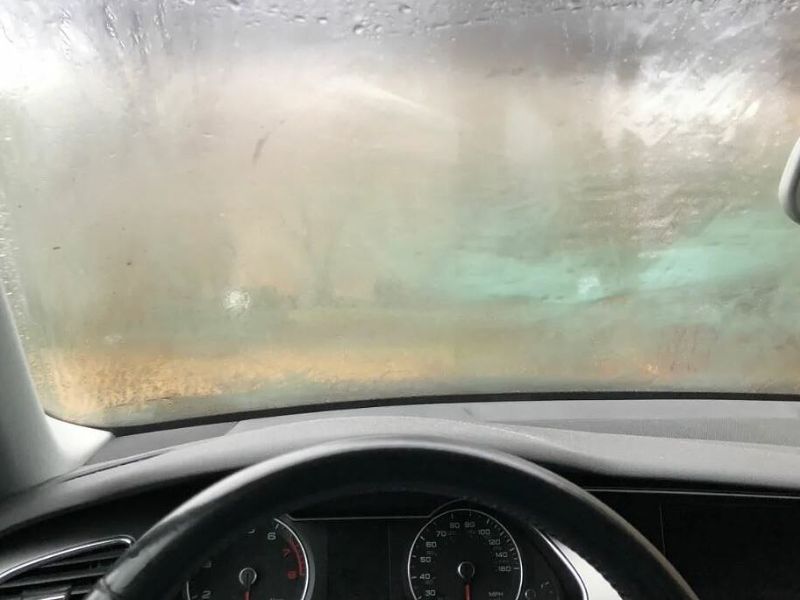 Hơi ẩm tích tụ do xe ít vận hành