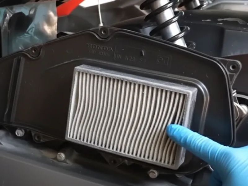 Hộp lọc gió lắp không kín sau khi thay hoặc vệ sinh