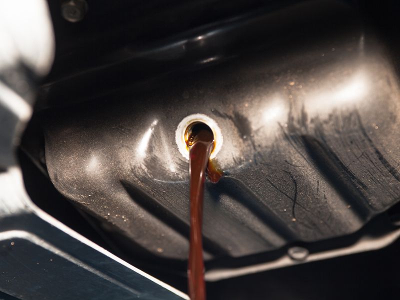 Khi xả dầu cầu mà thấy dầu đổi màu và có mùi cần thay dầu mới cho xe