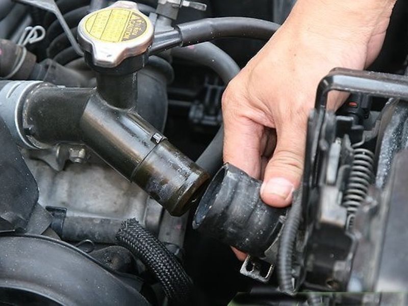 Hướng dẫn bảo dưỡng phần nhiên liệu ô tô giúp tiết kiệm chi phí 4 Kiểm tra các ống dẫn nhiên liệu tránh tình trạng nhiên liệu bị rò rỉ