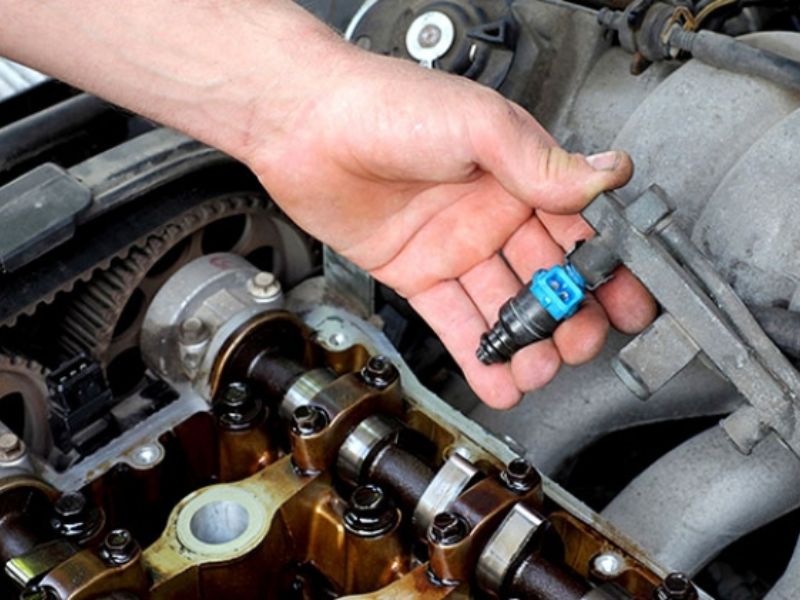 Nguyên nhân và cách xử lý bơm xăng bị hỏng do ngập nước 6 Kiểm tra kim phun và buồng đốt, vệ sinh cho xe ô tô