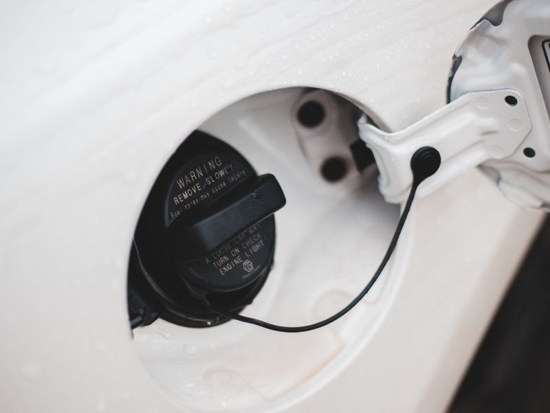 Hướng dẫn bảo dưỡng phần nhiên liệu ô tô giúp tiết kiệm chi phí 5 Kiểm tra nắp bình xăng nếu chưa đóng cần đóng chặt lại tránh bay hơi xăng