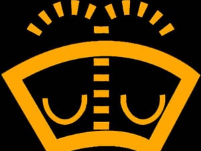 Hướng dẫn cách bổ sung nước rửa kính ô tô an toàn và hiệu quả 4 Kiểm tra nước rửa kính ô tô qua cảnh báo trên bảng đồng hồ