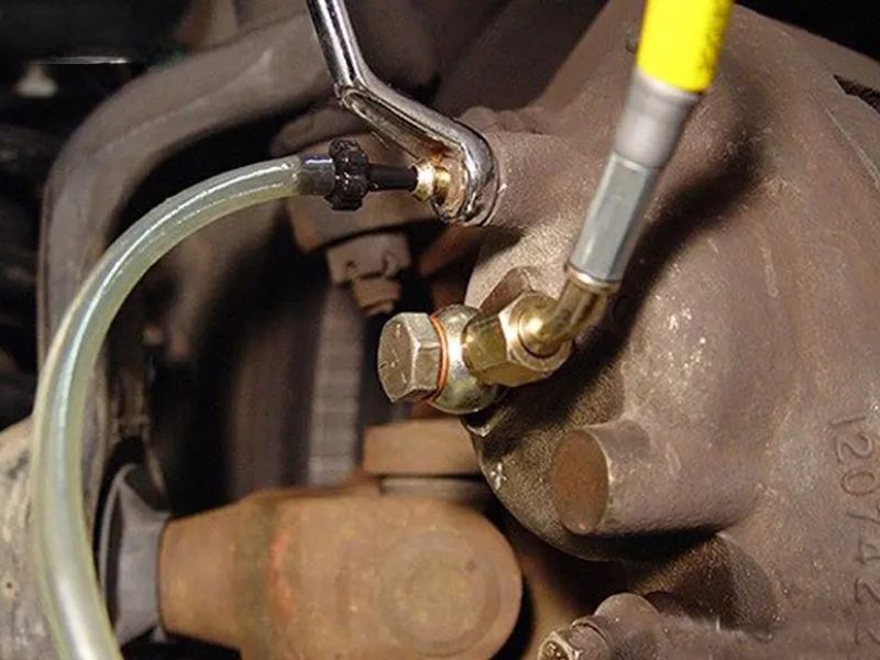 Kiểm tra ống dẫn dầu phanh nếu gặp tình trạng nứt hay tắc nghẽn cần xử lý luôn