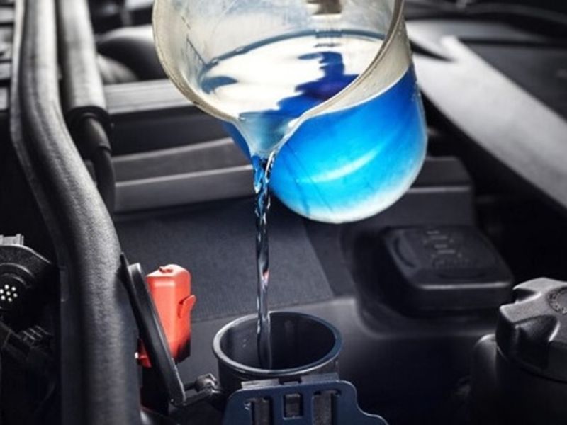 Hướng dẫn cách bổ sung nước rửa kính ô tô an toàn và hiệu quả 3 Kiểm tra trực quan lượng dung dịch hiện có trong bình nước rửa kính ô tô