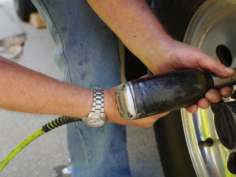 Lắp lại bánh xe ô tô và siết đúng lực tránh lệch bánh khi di chuyển