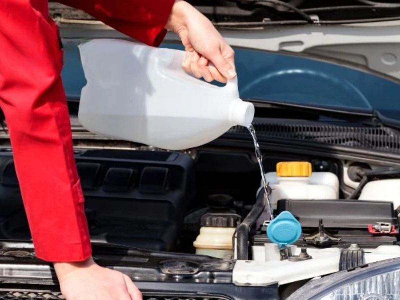 Hướng dẫn cách bổ sung nước rửa kính ô tô an toàn và hiệu quả 5 Những lưu ý khi bổ sung nước rửa kính ô tô