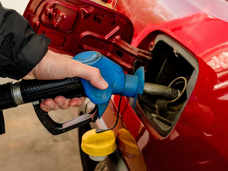 Nguyên nhân và cách xử lý bơm xăng bị hỏng do ngập nước 1 Nước xâm nhập bình xăng qua cổ bình hoặc nắp xăng của xe ô tô