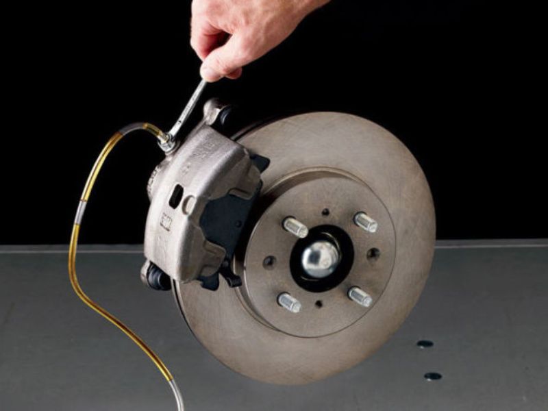 Ống dẫn dầu phanh bị tắc, phanh không được bôi trơn đủ khiến xe dễ lệch khi phanh