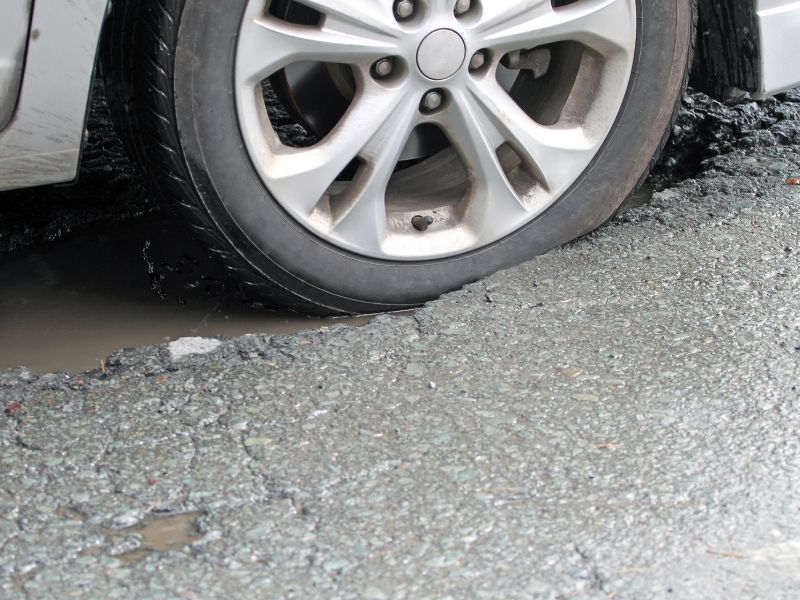 Sau khi xe bị sập ổ gà hay ổ voi nên cân bằng động lốp kịp thời