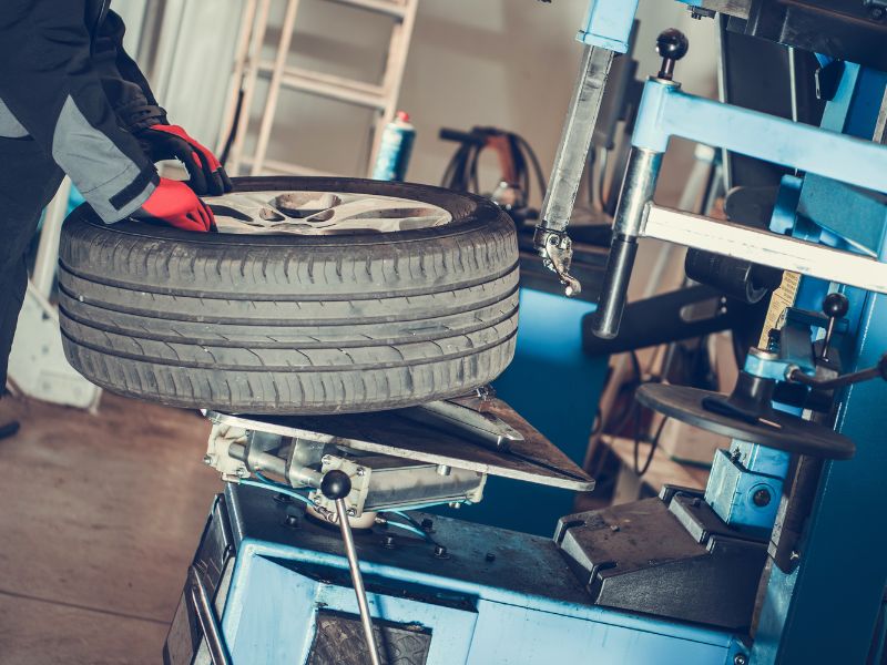 Tháo bánh xe và kiểm tra sơ bộ trước khi cân bằng động lốp