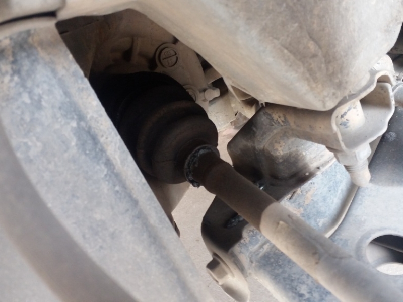 KTV tiến hành thay phớt láp khi bị rò dầu