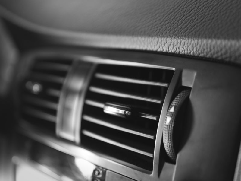 Thiếu gas lạnh khiến cho điều hòa ô tô mát yếu, gió thổi không đều