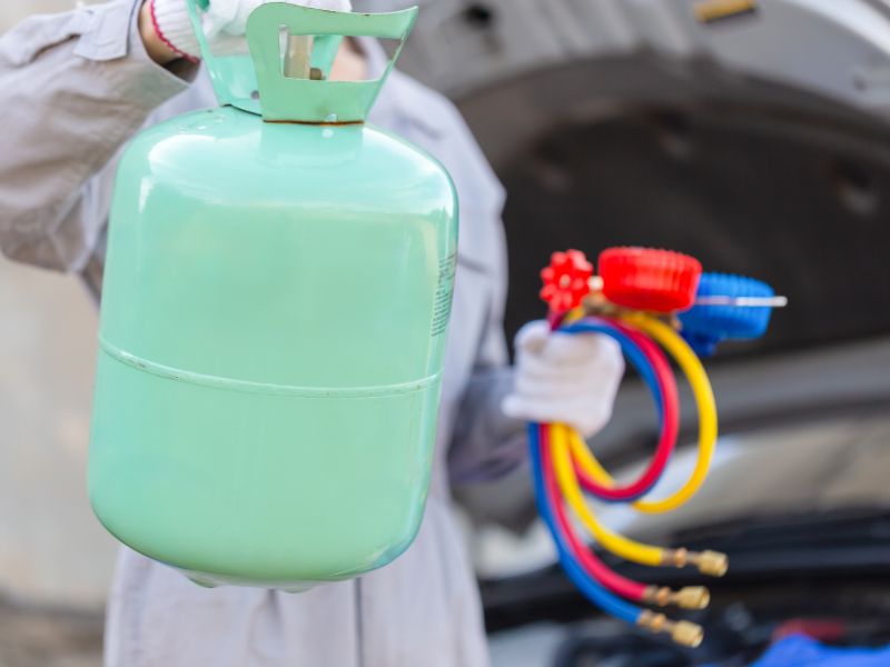 Thu hồi lại gas lạnh cũ để tránh lẫn với gas mới làm giảm hiệu quả làm mát