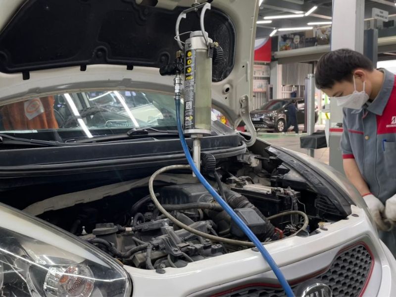 Bao nhiêu km thì vệ sinh kim phun buồng đốt ô tô & chi phí 2026 4 Thực hiện vệ sinh hệ thống kim phun xăng và buồng đốt cho động cơ