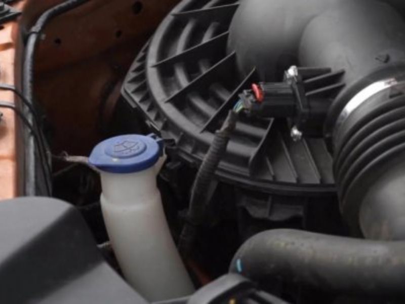 Hướng dẫn cách bổ sung nước rửa kính ô tô an toàn và hiệu quả 1 Xác định đúng bình nước rửa kính