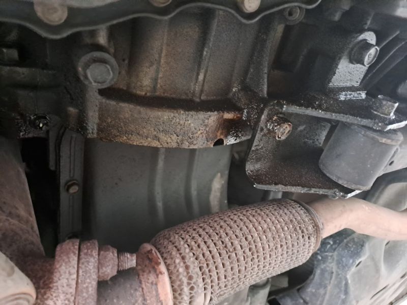 Nguyên nhân Ford Everest bị lỗi chảy dầu và cách xử lý 4 Xác định đúng vị trí chảy dầu trước khi sửa