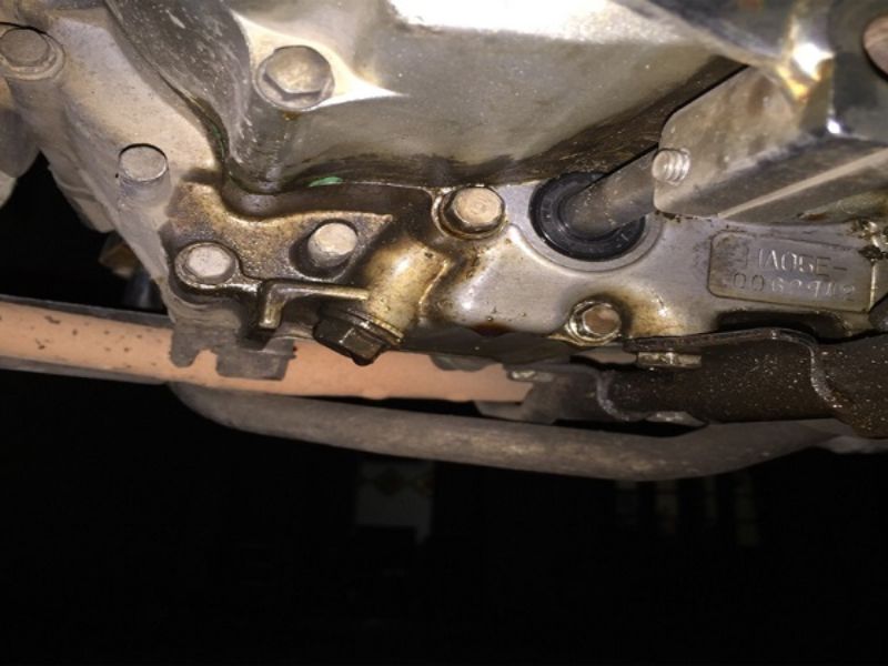 Xuất hiện vệt nhớt dưới cần số hoặc gầm xe