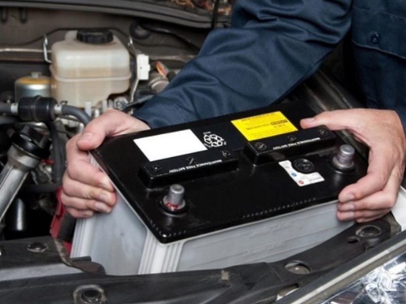 6 nguyên nhân đèn taplo không sáng & hướng dẫn khắc phục 4 Ắc quy yếu hoặc máy phát điện không ổn định