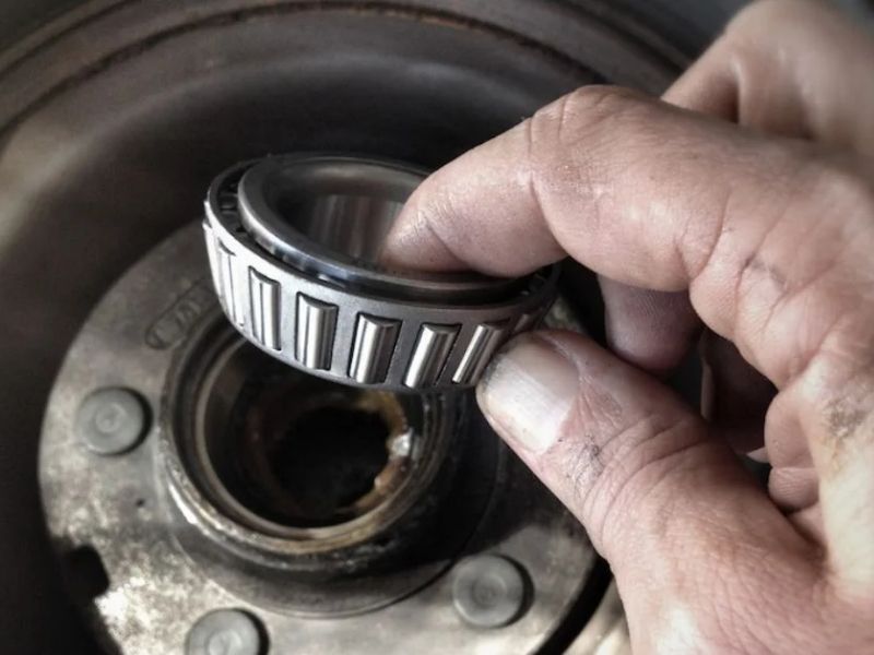 10 Nguyên nhân xe ô tô có tiếng kêu cạch cạch & cách xử lý 4 Bạc đạn bánh xe bị mòn hoặc rỗ bi