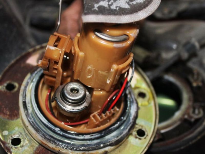 Bỏ máy ô tô là gì? Dấu hiệu, nguyên nhân & cách xử lý 2 Bơm xăng yếu không tạo đủ áp suất