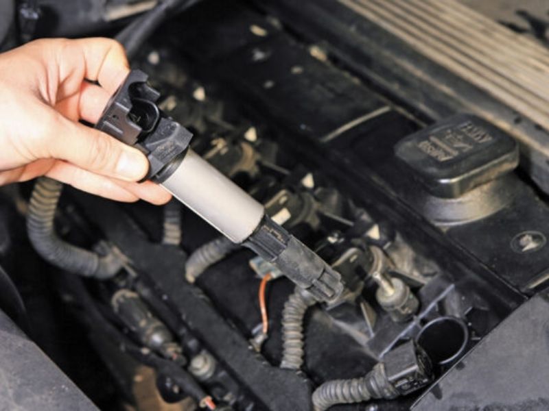 10 Nguyên nhân xe ô tô có tiếng kêu cạch cạch & cách xử lý 2 Bugi hoặc bô-bin đánh lửa hoạt động không ổn định