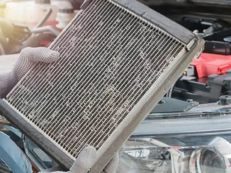 Bụi bẩn, rác bám nhiều vào quạt dàn nóng hoặc dàn lạnh