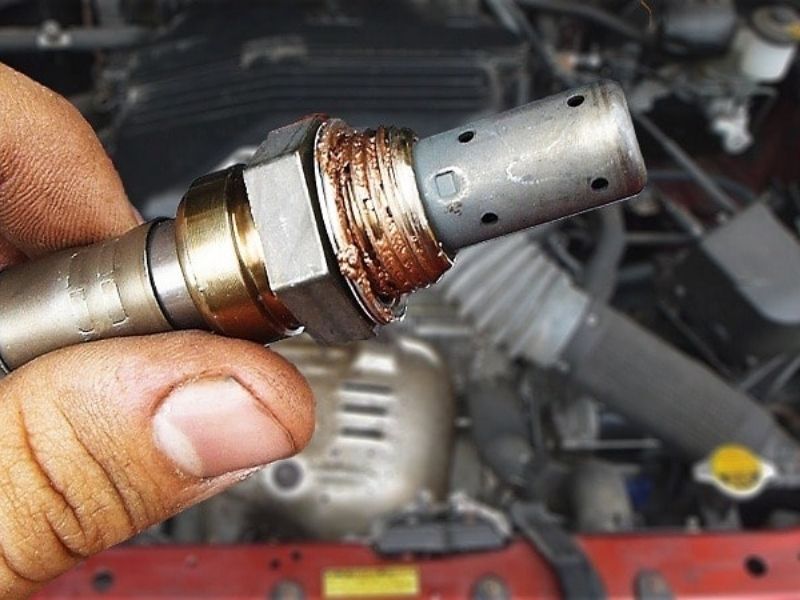 Khí thải ô tô có mùi xăng: Dấu hiệu, nguyên nhân & cách xử lý 4 Cảm biến oxy (O2) hoặc cảm biến nhiên liệu lỗi