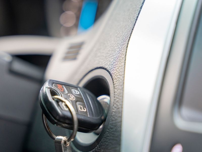 Cắm chìa khóa vào ổ và xoay vô lăng để kiểm tra