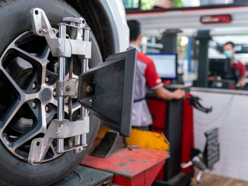 Bảo dưỡng thước lái ô tô: Hạng mục cần làm & chi phí 2026 4 Cân chỉnh lại góc đặt bánh xe