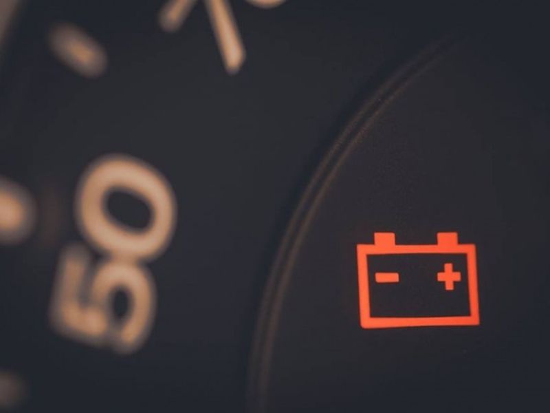 Báo lỗi chấm than trên ô tô: Nguyên nhân & cách xử lý nhanh 4 Cảnh báo liên quan đến hệ thống điện và ắc quy