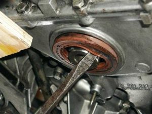 Chảy dầu phớt đuôi trục cơ