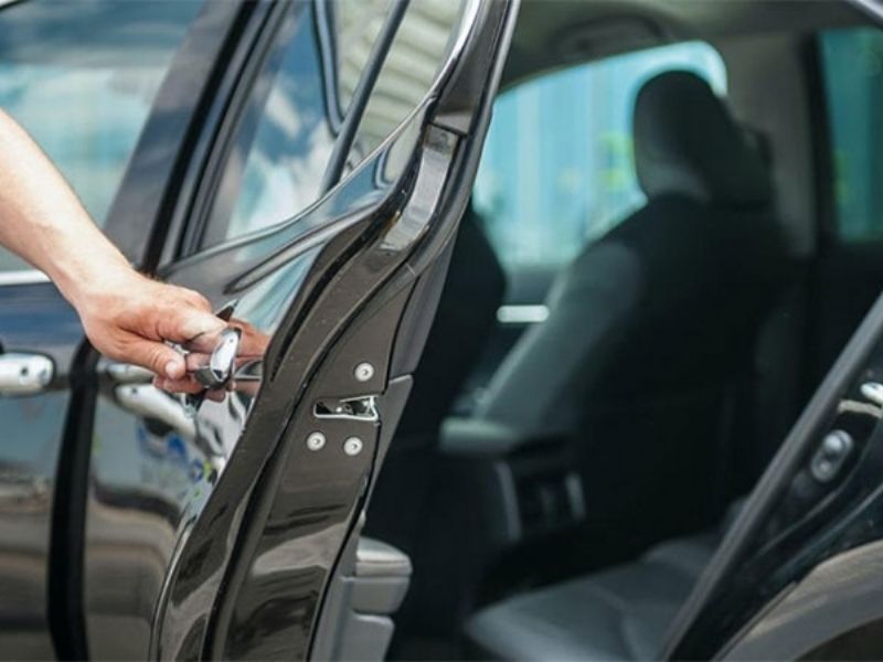 Nguyên nhân cửa sau phụ không khóa được & cách khắc phục 1 Chốt cửa bị kẹt dẫn đến cửa sau phụ không khóa được