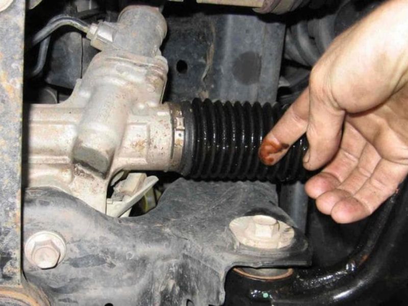 Đại tu thước lái ô tô: Dấu hiệu, chi phí & quy trình 2026 1 Dầu trợ lực bám ướt quanh khu vực thước lái