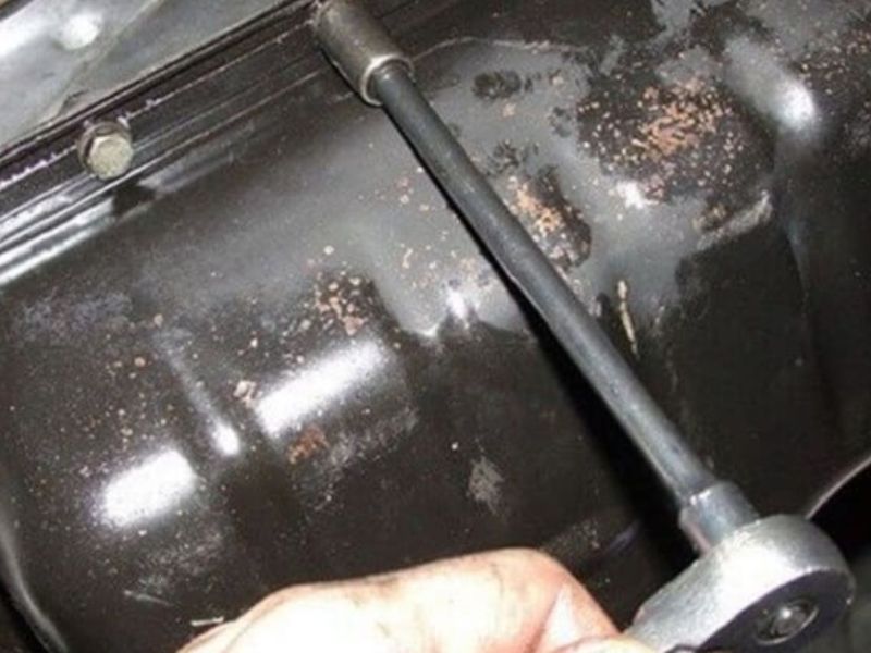 Chảy dầu vành trái động cơ: Nguyên nhân & cách khắc phục triệt để 2 Đáy cacte bị móp khiến dầu bị rò rỉ