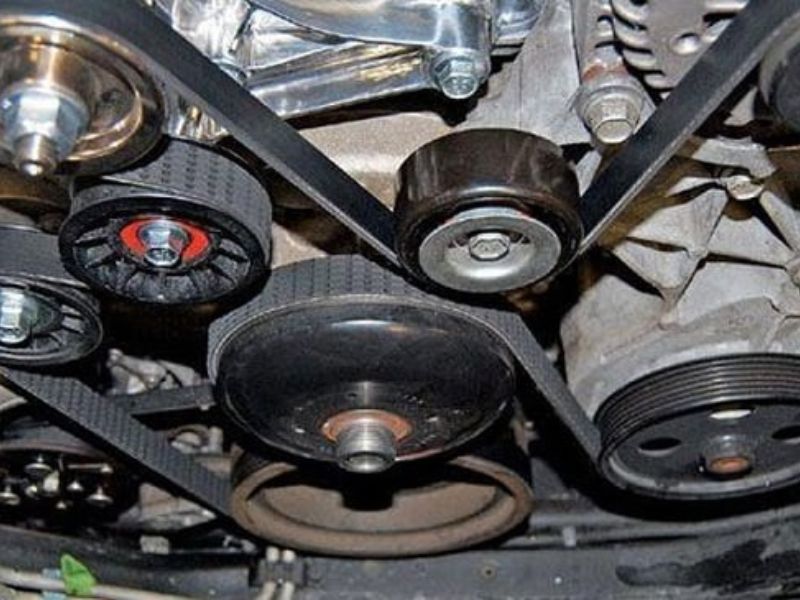 Dây curoa dẫn động bơm nước bị trùng hoặc đứt