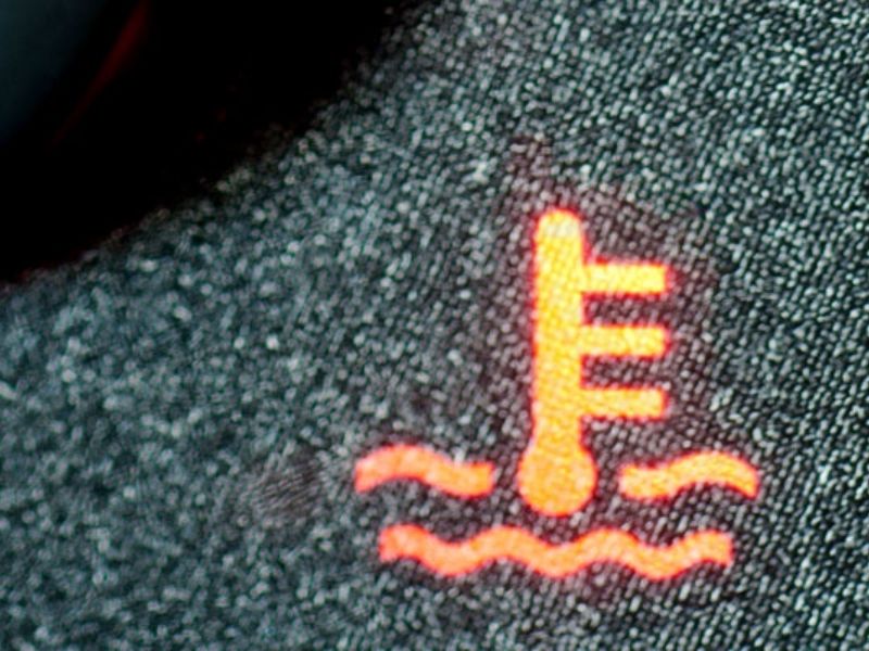 Chết quạt động cơ ô tô: Dấu hiệu, nguyên nhân, cách xử lý 2 Đèn cảnh báo nhiệt độ hoặc lỗi động cơ bật sáng trên ô tô