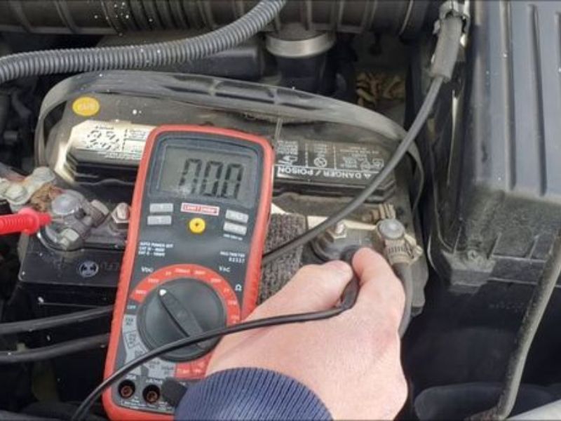 Nguyên nhân & khắc phục cốp sau lên xuống không đúng hành trình 4 Điện áp ắc quy xe ô tô không ổn định hoặc bị suy yếu