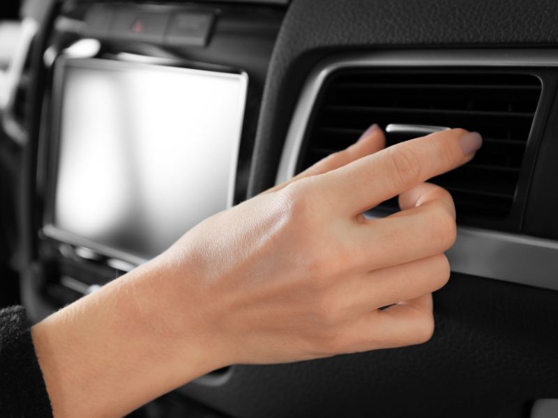 Hướng dẫn chỉnh cửa gió điều hòa ô tô tại nhà với 5 phút đơn giản 1 Điều chỉnh cửa gió theo hướng lên hoặc xuống để chỉnh độ cao của gió