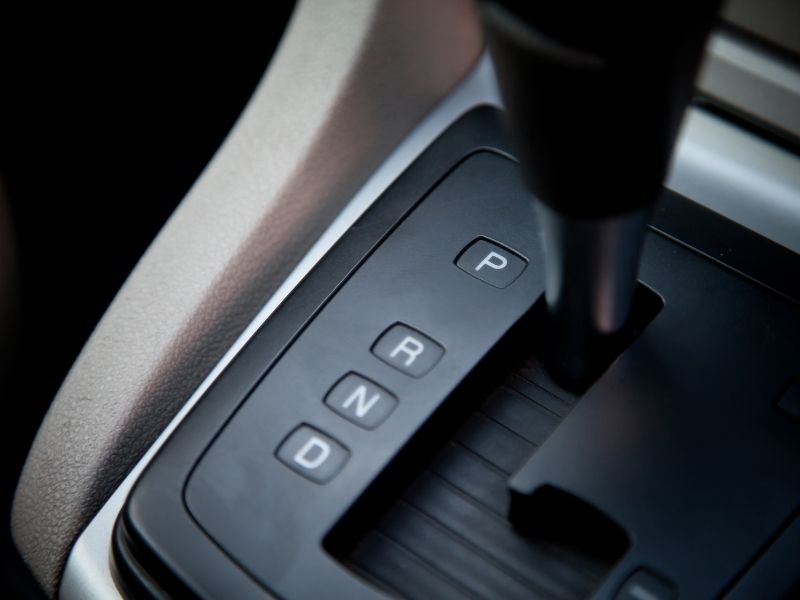 Đưa cần số về P và kiểm tra kỹ nếu chìa khóa vẫn kẹt thì nên thay mới và xử lý sớm