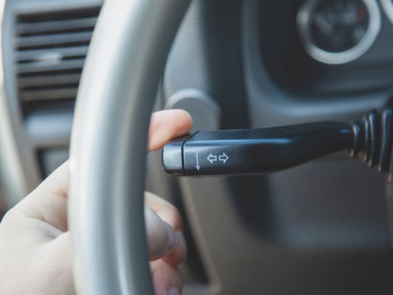 Gạt cần xi nhan nhưng đèn không sáng chứng tỏ cần gạt đang gặp trục trặc